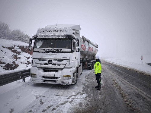 Jandarma ekipleri, kış lastiği denetimi yaptı (9)