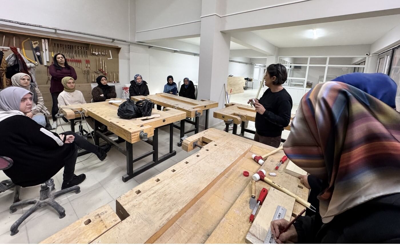 kadınlar ahşap tasarım kursunda eğitim alıyor