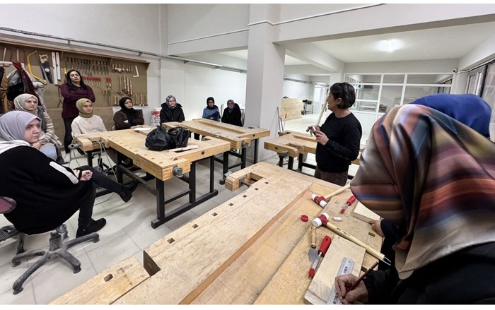 kadınlar ahşap tasarım kursunda eğitim alıyor