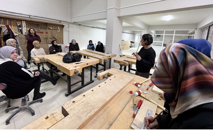 kadınlar ahşap tasarım kursunda eğitim alıyor