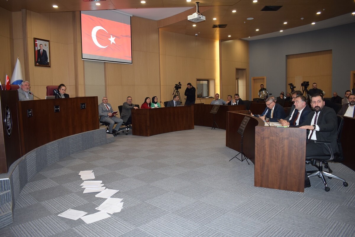 kağıtlar ve dosyalar yere fırlatıldı