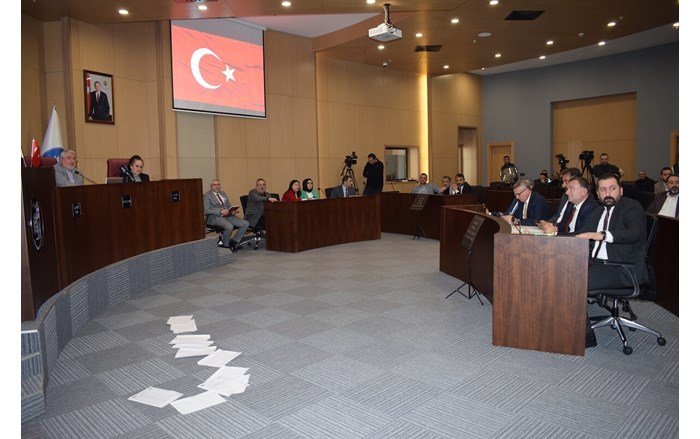 kağıtlar ve dosyalar yere fırlatıldı