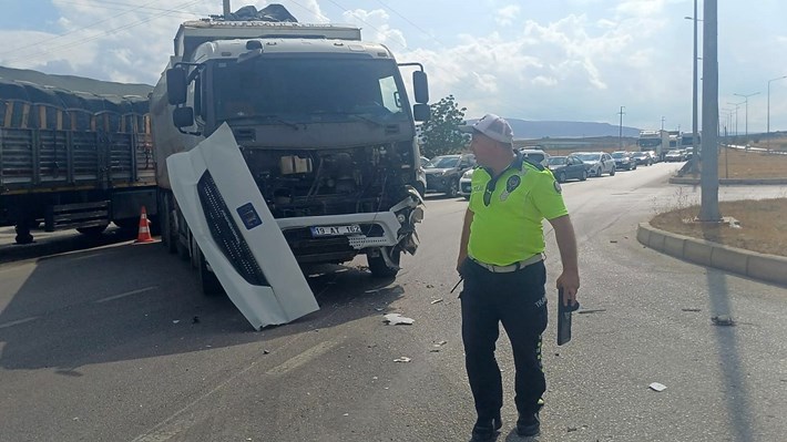 Kamyon ile otomobilin çarpışması neticesinde meydana gelen kazada 4 kişi yaralandı (3)