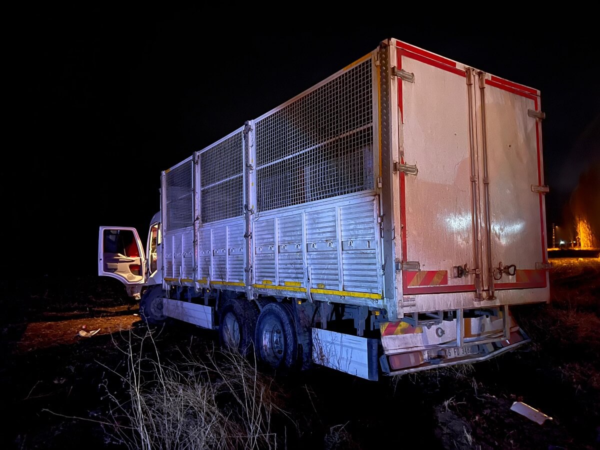 kamyon tarlama uçtu, sürücü yaralandı