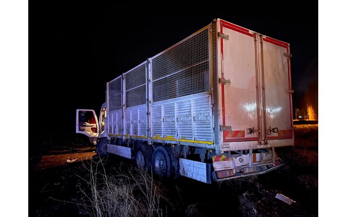 kamyon tarlama uçtu, sürücü yaralandı
