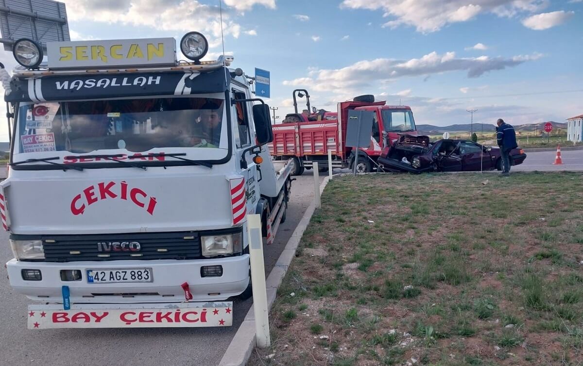 Kamyonla çarpışan otomobil hurdaya döndü