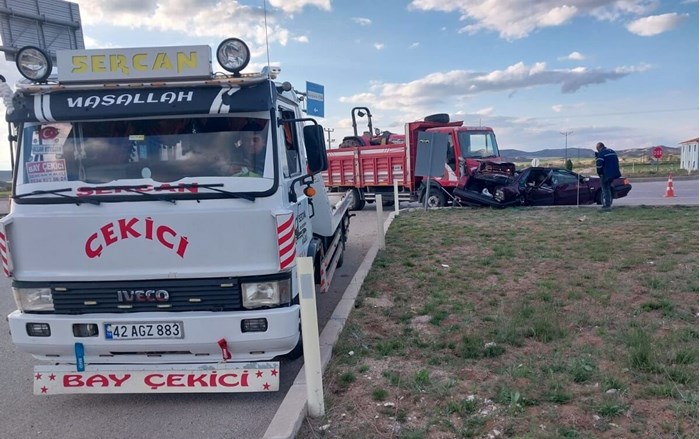 Kamyonla çarpışan otomobil hurdaya döndü