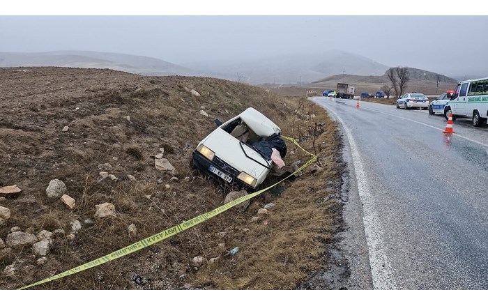 Kamyonla çarpışan otomobil şarampole uçtu