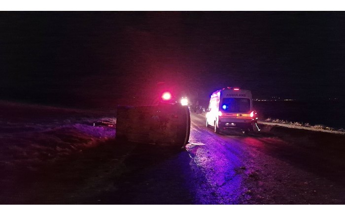 Kamyonun yaklaşık 20 metre sürüklediği polis memuru yaralandı