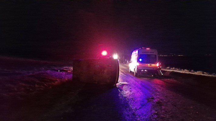 Kamyonun yaklaşık 20 metre sürüklediği polis memuru yaralandı