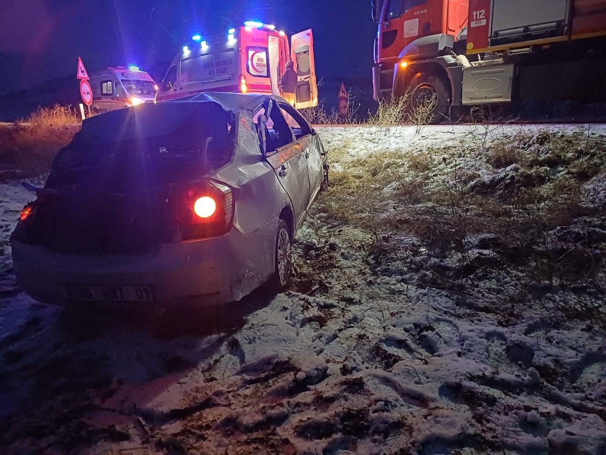 kar yağışı sebebiyle kayganlaşan yolda takla atan otomobildeki 3 kişi yaralandı (2)