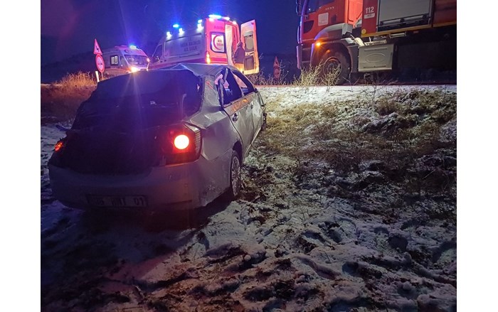 kar yağışı sebebiyle kayganlaşan yolda takla atan otomobildeki 3 kişi yaralandı (2)