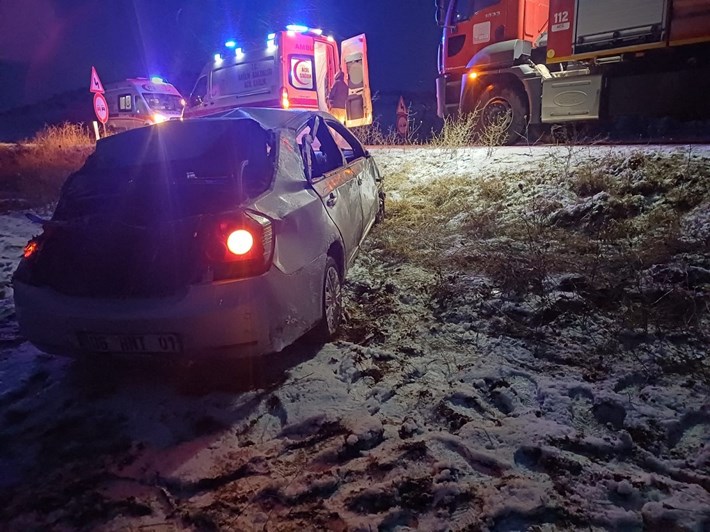 kar yağışı sebebiyle kayganlaşan yolda takla atan otomobildeki 3 kişi yaralandı (2)