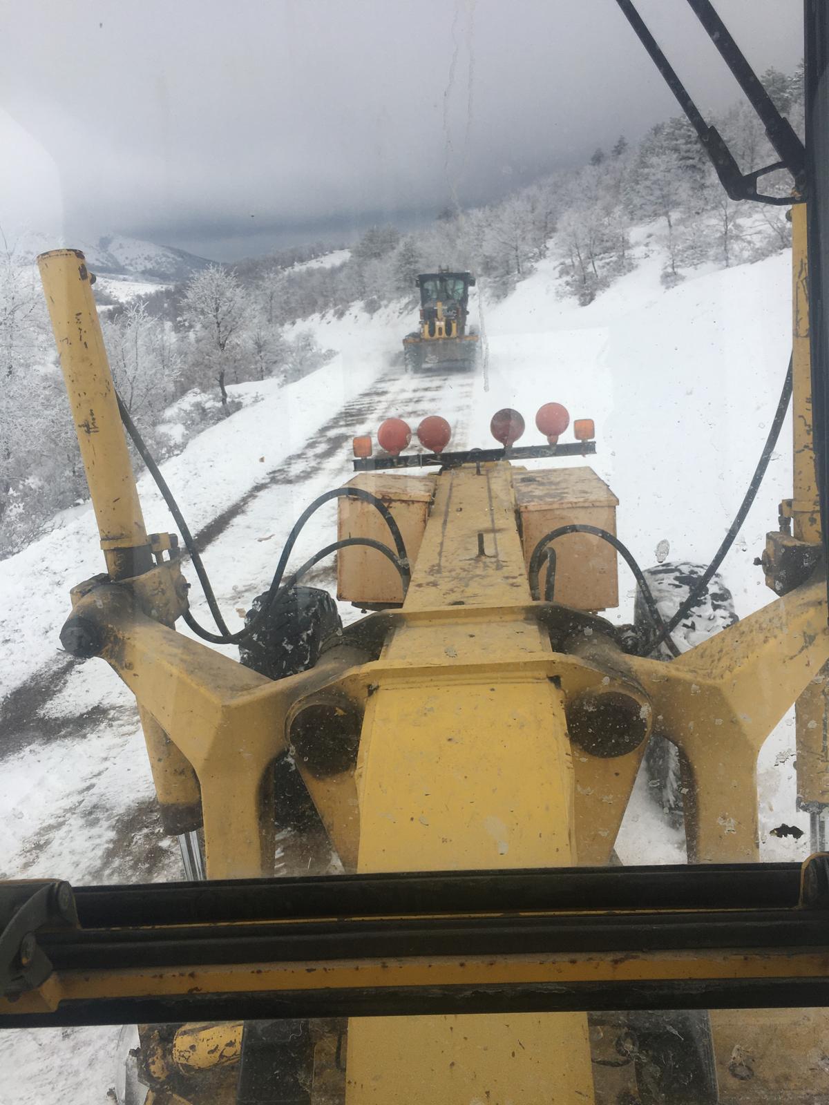 Kar yağışından dolayı kapanan yollar açılıyor (1)