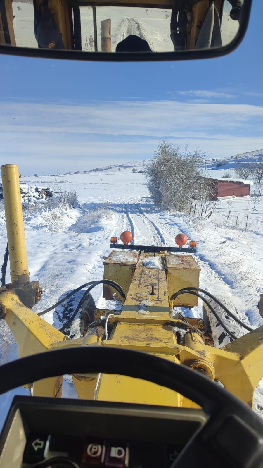 Kar yağışından dolayı kapanan yollar açılıyor (2)