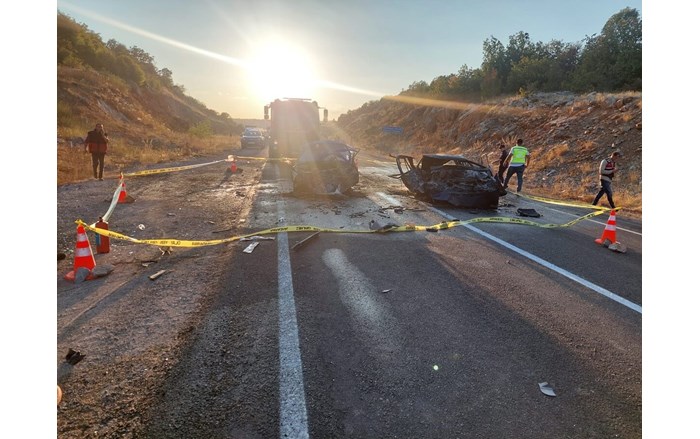 Karabük'ün Eflani ilçesinde kafa kafaya çarpışan iki otomobil alev aldı (1)