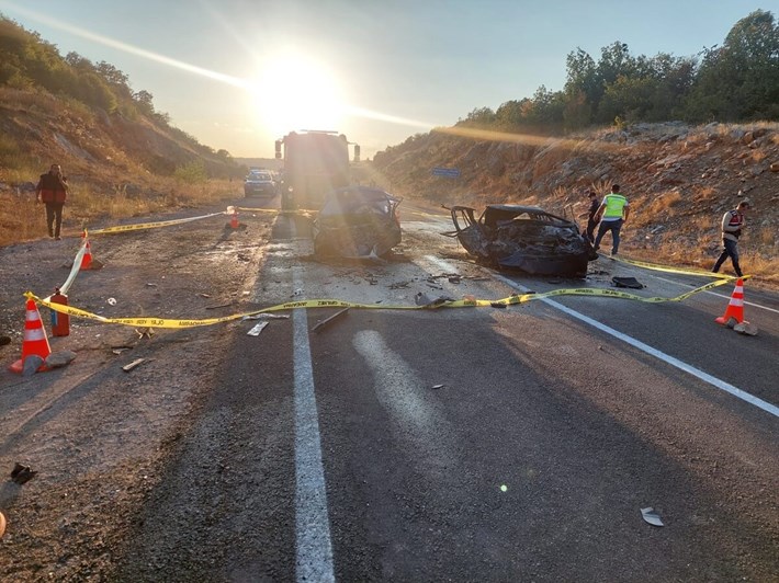 Karabük'ün Eflani ilçesinde kafa kafaya çarpışan iki otomobil alev aldı (1)