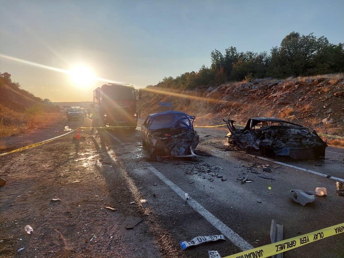 Karabük'ün Eflani ilçesinde kafa kafaya çarpışan iki otomobil alev aldı (2)