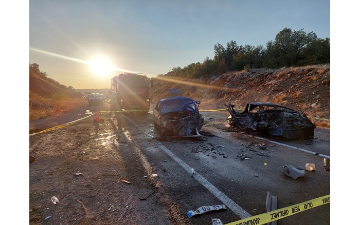 Karabük'ün Eflani ilçesinde kafa kafaya çarpışan iki otomobil alev aldı (2)