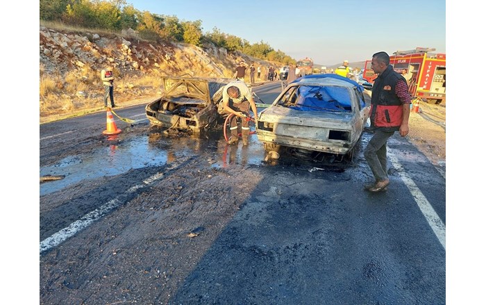 Karabük'ün Eflani ilçesinde kafa kafaya çarpışan iki otomobil alev aldı (3)