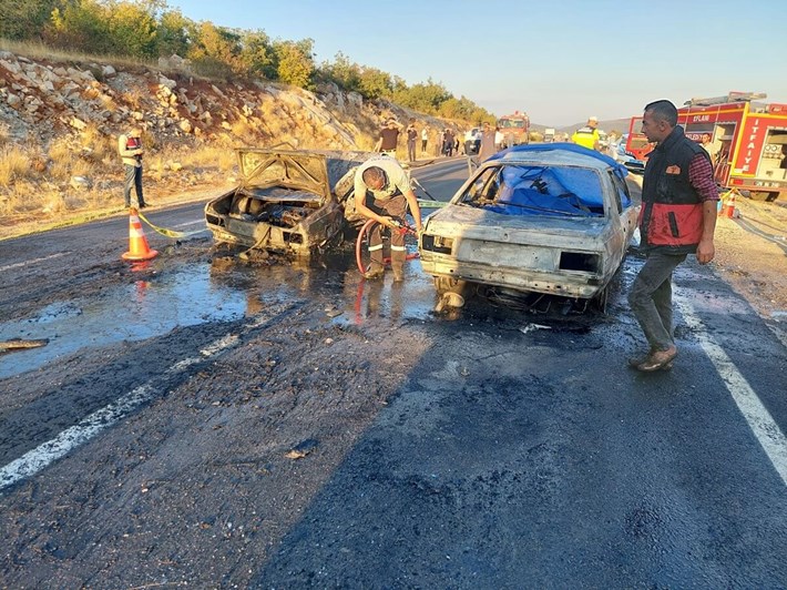 Karabük'ün Eflani ilçesinde kafa kafaya çarpışan iki otomobil alev aldı (3)