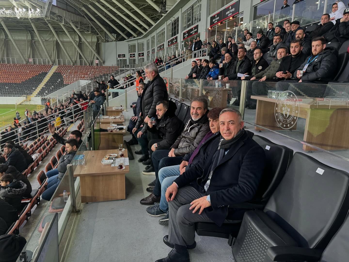 Karşılaşmayı protokol üyeleri de izledi