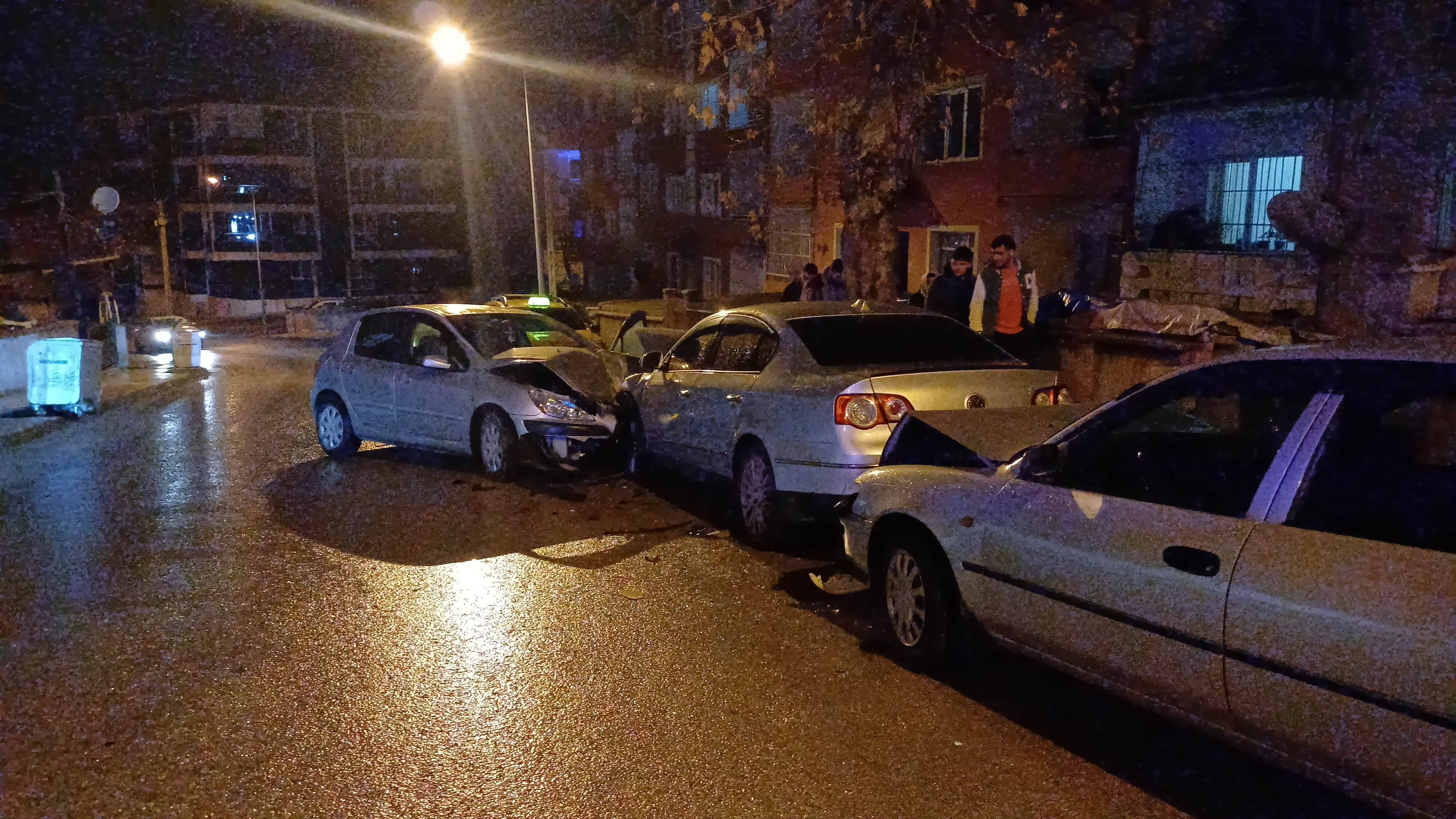 Karşıyaka 1. Cadde'de yaşanan kazada ortalık savaş alanına döndü (1)