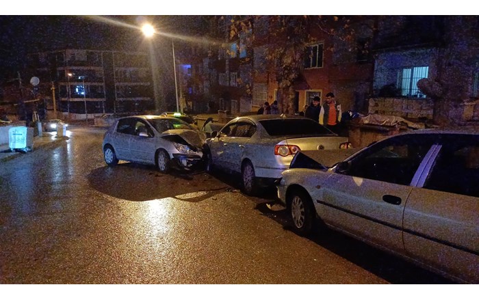 Karşıyaka 1. Cadde'de yaşanan kazada ortalık savaş alanına döndü (1)