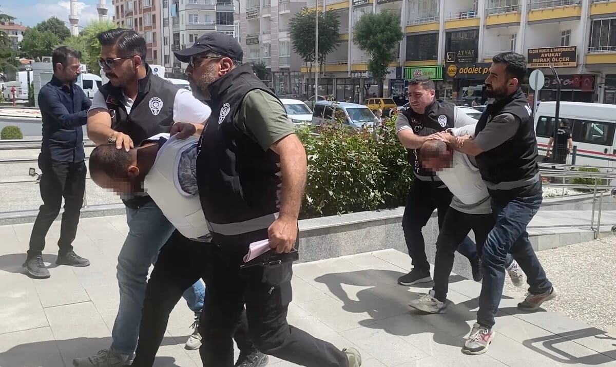 Katil zanlıları, çıkarıldıkları mehkemece tutuklandı (2)