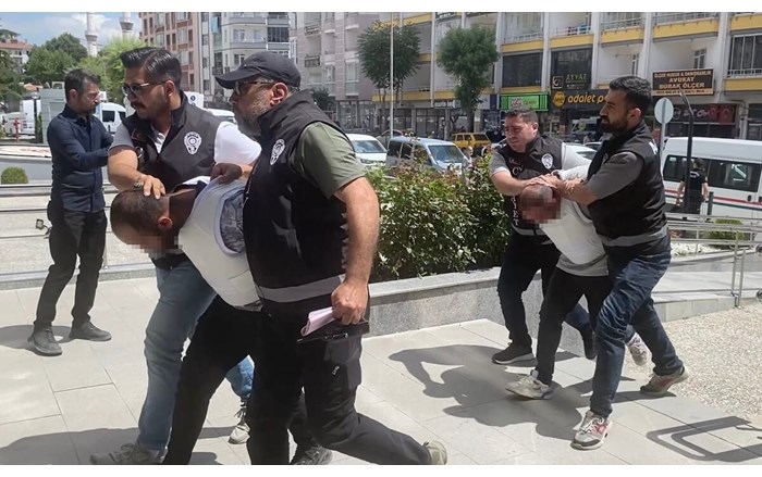 Katil zanlıları, çıkarıldıkları mehkemece tutuklandı (2)