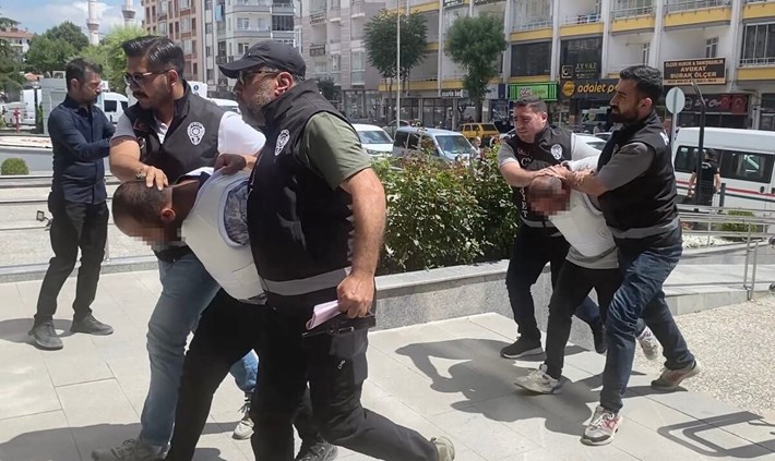 Katil zanlıları, çıkarıldıkları mehkemece tutuklandı (2)