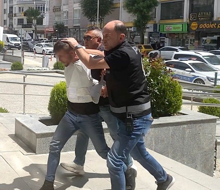 Katil zanlıları, çıkarıldıkları mehkemece tutuklandı (3)