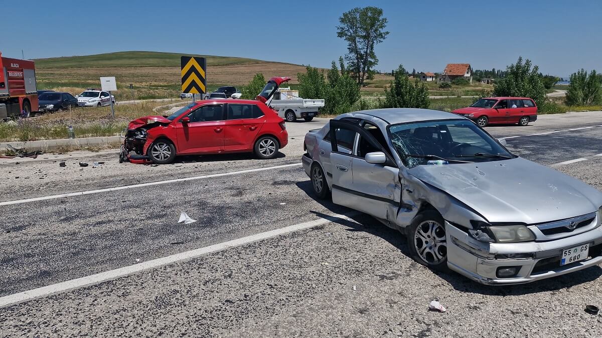 Kaza, Alaca ilçesi Eskiyapar köyü kavşağında meydana geldi (1)
