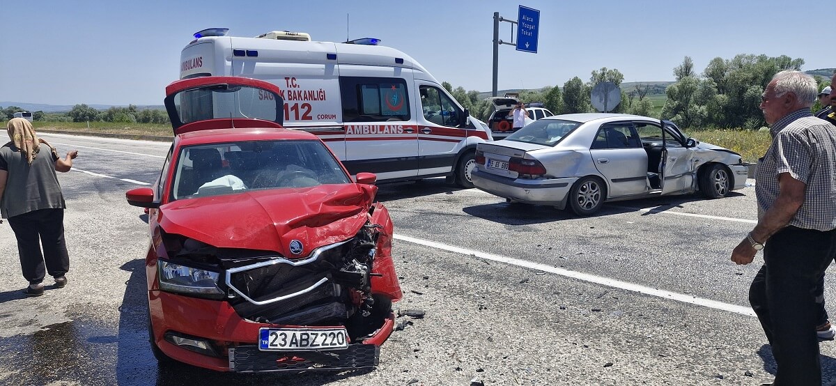 Kaza, Alaca ilçesi Eskiyapar köyü kavşağında meydana geldi (2)