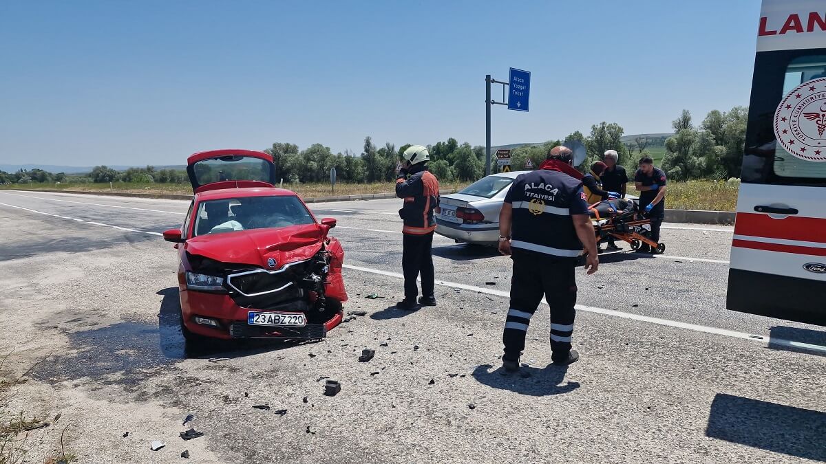 Kaza, Alaca ilçesi Eskiyapar köyü kavşağında meydana geldi (3)