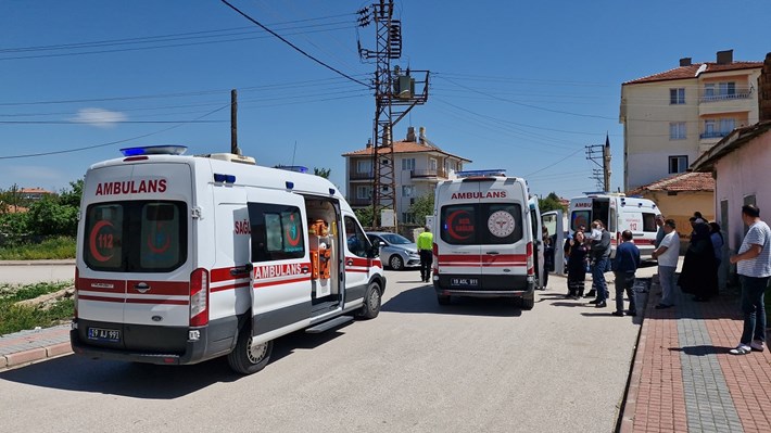 Kaza, Alaca ilçesi Selçuklar Sokak ile Cengiz Topel Sokak kesişiminde meydana geldi (1)