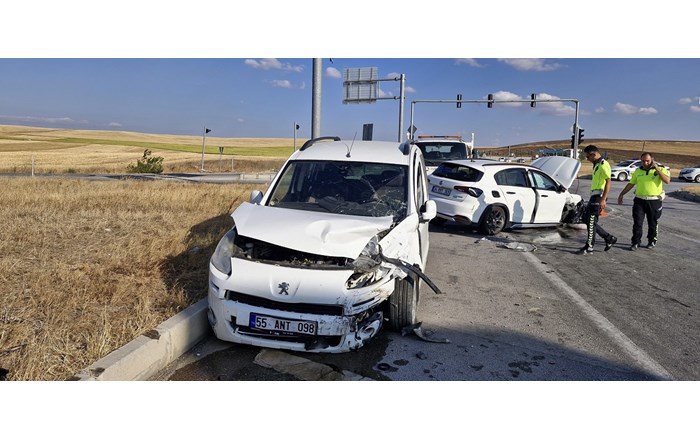 Kaza, Alaca ilçesi Zile kavşağında meydana geldi (2)