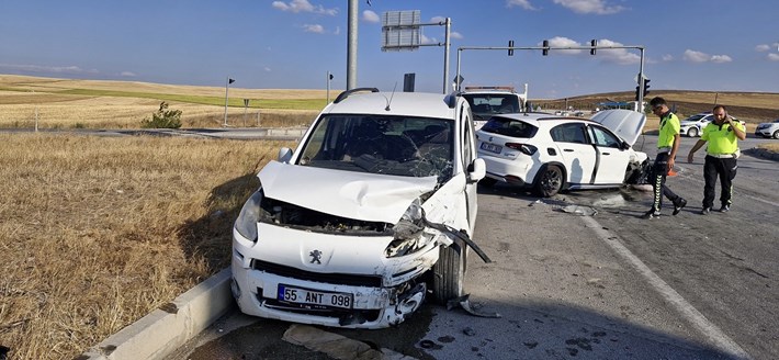 Kaza, Alaca ilçesi Zile kavşağında meydana geldi (2)
