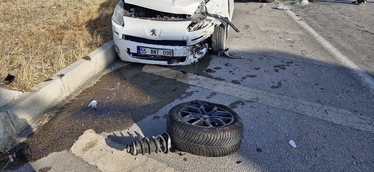 Kaza, Alaca ilçesi Zile kavşağında meydana geldi (3)