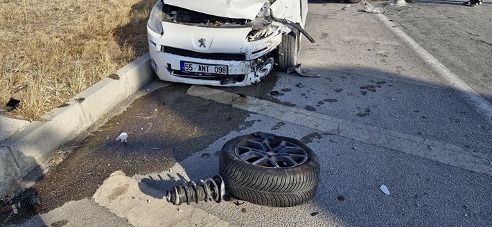 Kaza, Alaca ilçesi Zile kavşağında meydana geldi (3)