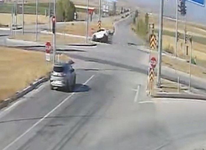 Kaza anı güvenlik kamerasına yansıdı (1)