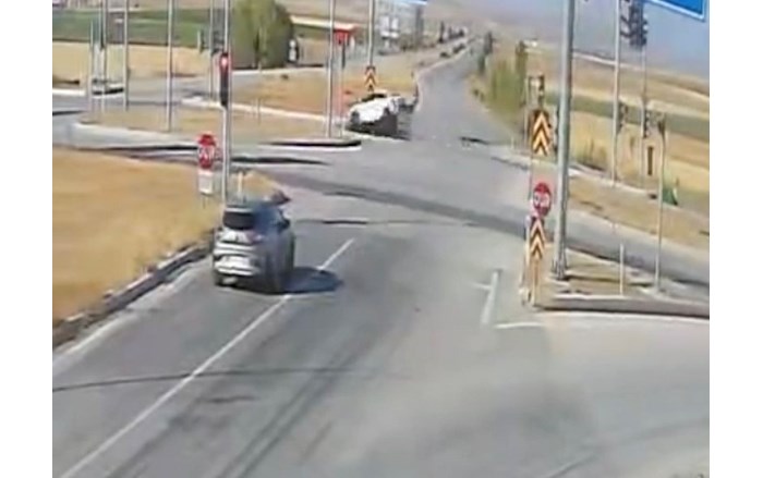 Kaza anı güvenlik kamerasına yansıdı (1)