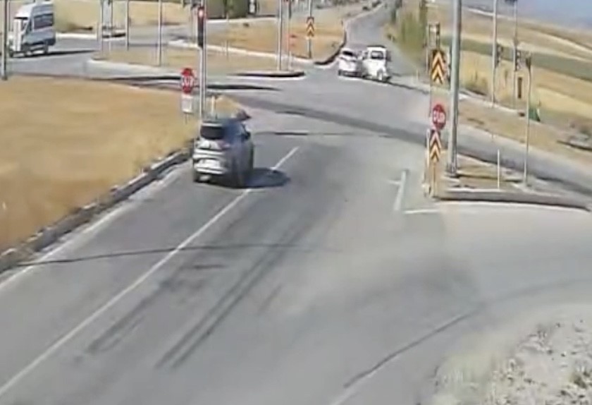 Kaza anı güvenlik kamerasına yansıdı (2)