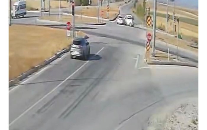 Kaza anı güvenlik kamerasına yansıdı (2)