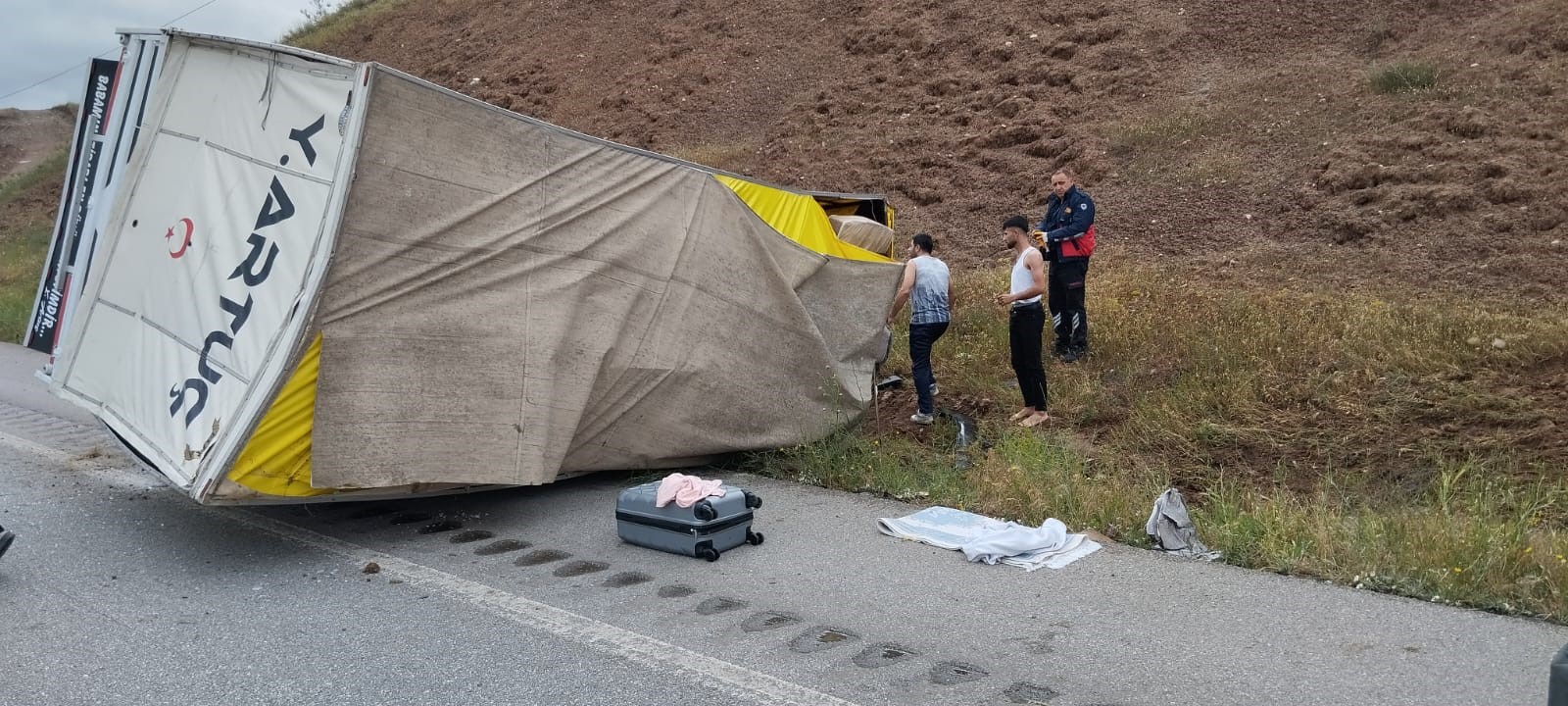 Kaza, Ankara Sungurlu karayolu Organize Sanayi Bölgesi mevkiinde meydana geldi (2)
