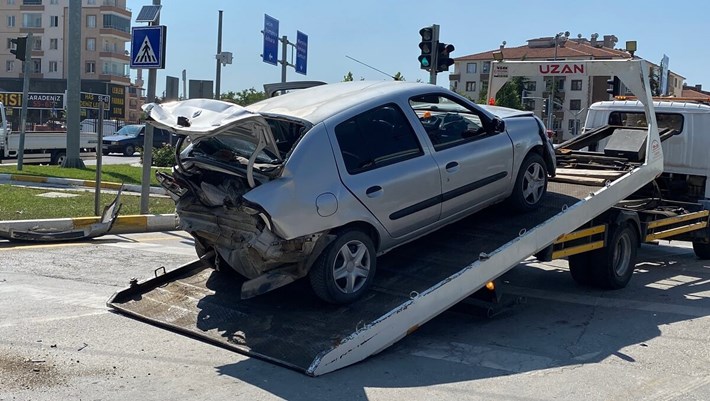 Kaza, Buharaevler Caddesi İlim Yayma Cemiyeti kavşağı üzerinde meydana geldi (1)