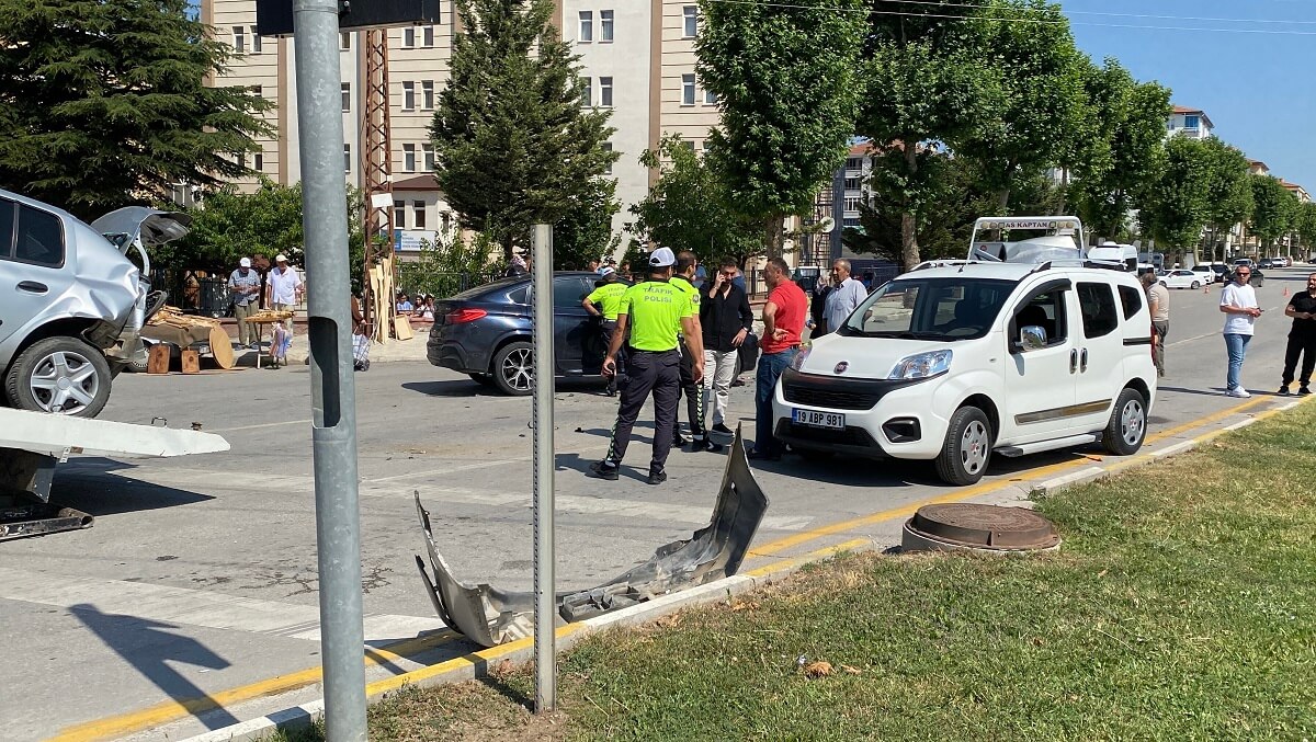 Kaza, Buharaevler Caddesi İlim Yayma Cemiyeti kavşağı üzerinde meydana geldi (2)