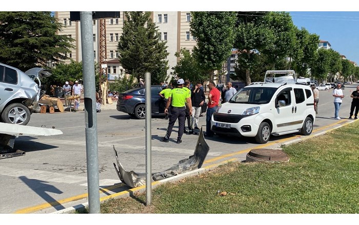 Kaza, Buharaevler Caddesi İlim Yayma Cemiyeti kavşağı üzerinde meydana geldi (2)