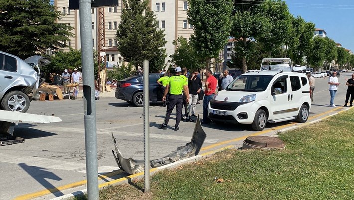 Kaza, Buharaevler Caddesi İlim Yayma Cemiyeti kavşağı üzerinde meydana geldi (2)