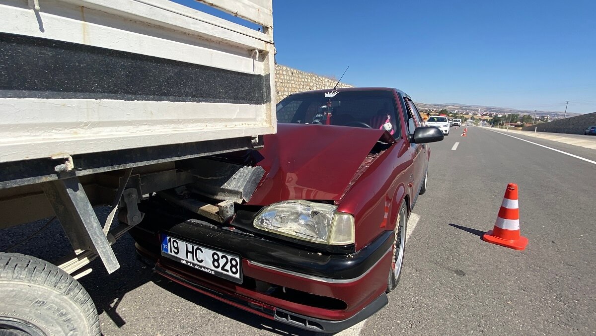 Kaza, Çorum Laçin yolu Bayat Gediği mevkiinde meydana geldi (1)